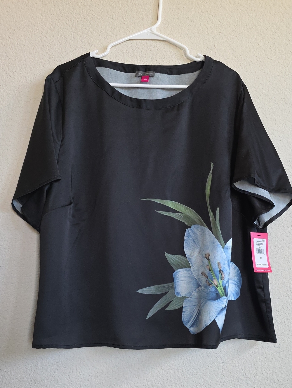 NWT Vince Camuto Black Floral Satin Scoop Neck Top with Blue Lily Sz 2X